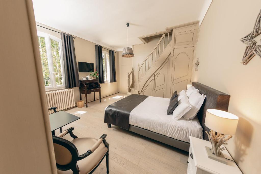 アヴィニョンにあるAuberge de la Treille - Chambres d'Hôtesのベッドルーム1室(ベッド1台、デスク、椅子付)