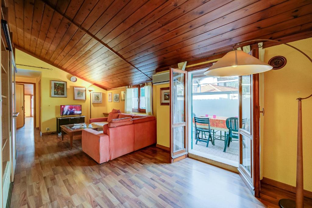 sala de estar con sofá y mesa en Cosy Loft 500m From Sea - Happy Rentals, en Alassio