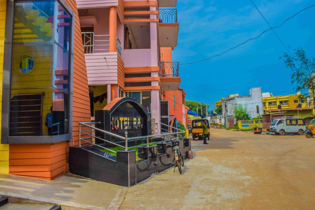 ein Gebäude mit Grill an der Straßenseite in der Unterkunft Hotel Raj in Puri