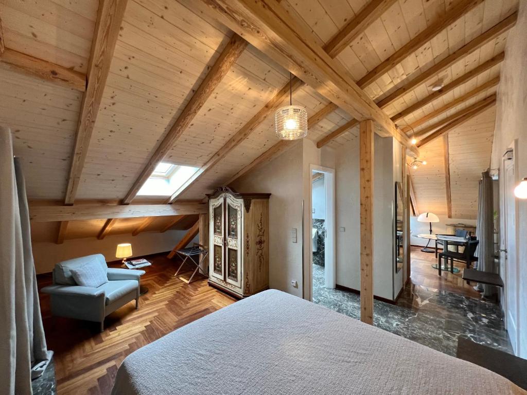 1 dormitorio con 1 cama y sala de estar en Haus am Berg, Apartment 954 Hm, 82493 Klais, en Krün