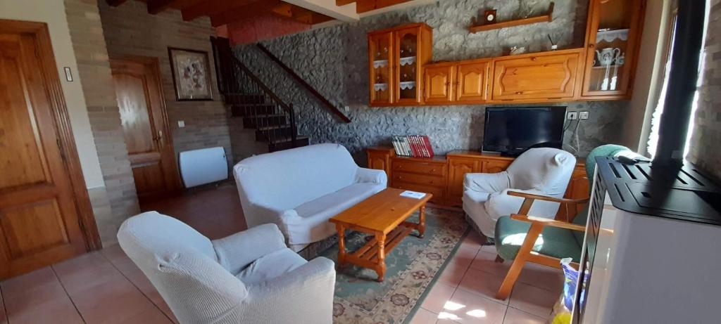 sala de estar con sillas blancas y mesa en Casa para 5 personas con terreno en La Franca 