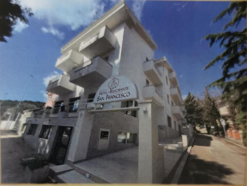 un bâtiment avec un panneau à l'avant dans l'établissement Hotel San Francesco, à San Giovanni Rotondo