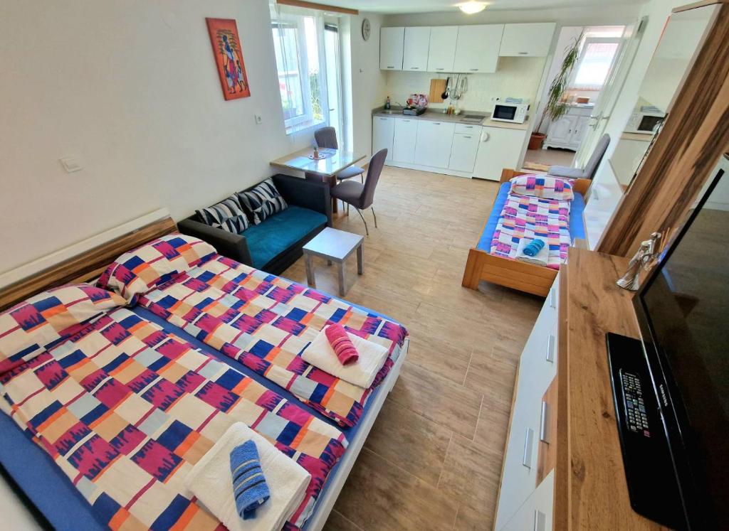 Cette chambre comprend un lit, un canapé et une cuisine. dans l'établissement Apartments Karin, à Bled