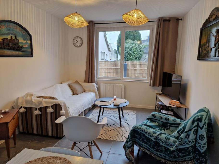 un salon avec un canapé et une table dans l'établissement Le 4.02 appartement proche du centre, à Lannion