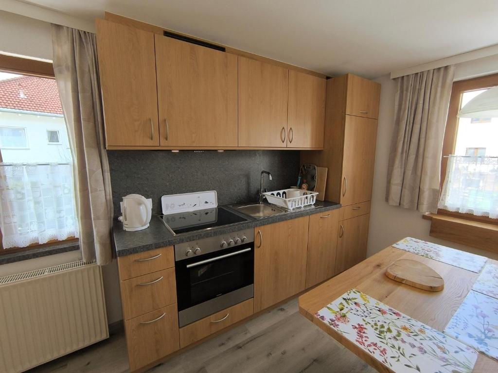 Kuchyňa alebo kuchynka v ubytovaní Ferienwohnung Spitzmandl