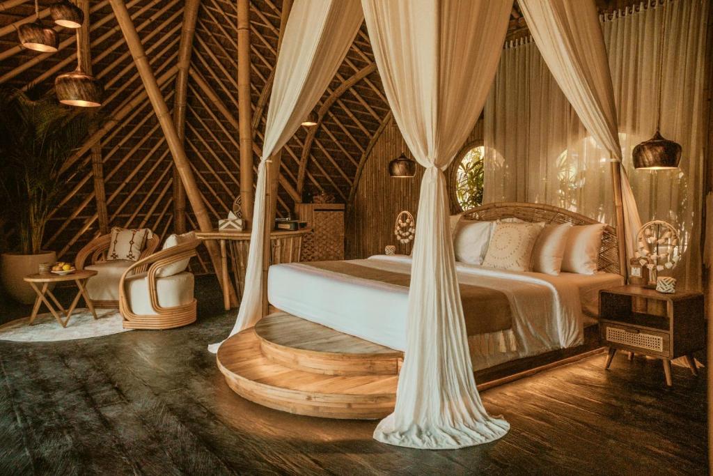 Postel nebo postele na pokoji v ubytování Bambootel Sawah View