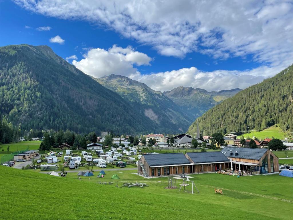 une ville dans une vallée avec des montagnes en arrière-plan dans l'établissement Camping HOCHoben, à Mallnitz