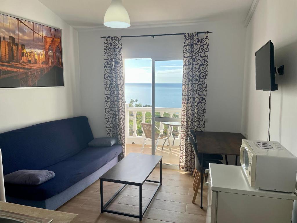 TV a/nebo společenská místnost v ubytování Apartamentos Balcón de Maro