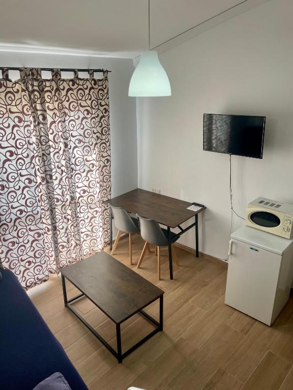 TV a/nebo společenská místnost v ubytování Apartamentos Balcón de Maro