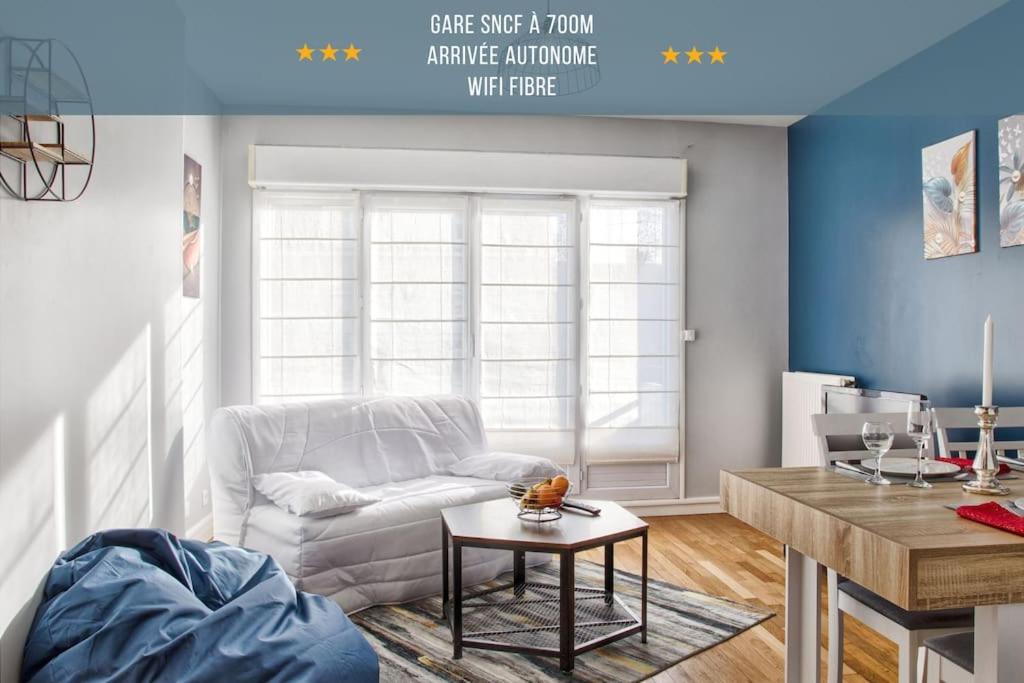 un salon avec un canapé blanc et une table dans l'établissement Belle Vaucelles • rénové et design • parking, wifi, à Caen