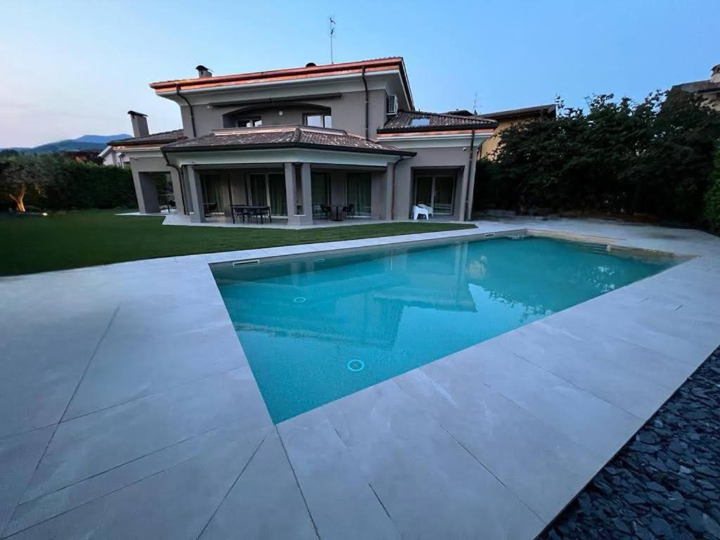 - une piscine en face d'une maison dans l'établissement B&B Gledizia, à Credaro