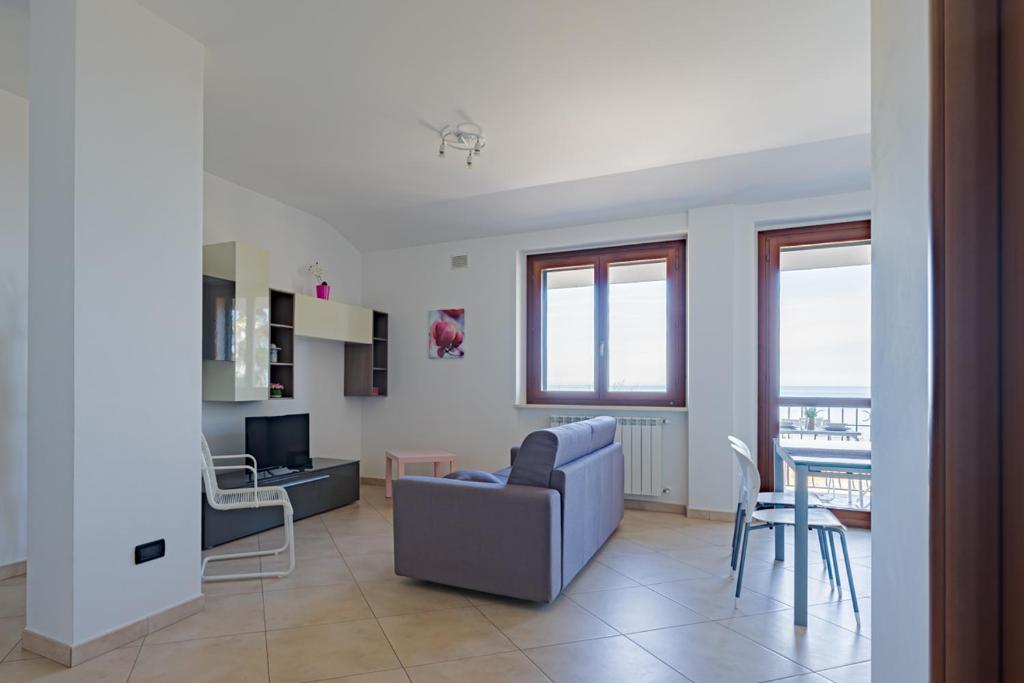een woonkamer met een bank en een tafel bij Cintioni a mare 2E - YourPlace Abruzzo in Marina di San Vito