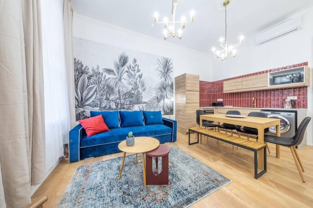 un soggiorno con divano blu e tavolo di Ruby's Place a Budapest