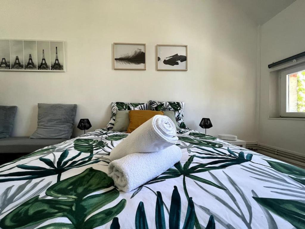 ein Schlafzimmer mit einem Bett mit Handtüchern darauf in der Unterkunft V2 Studio Proche Disney Village Nature in Villiers-sur-Morin