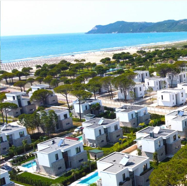 z powietrza widok na plażę z białymi domami w obiekcie SanPietro Vacation Rentals w Durrës