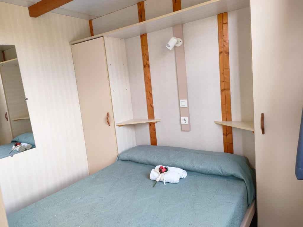 Un dormitorio con una cama con un animal de peluche encima. en Camping El Picachuelo, en El Berrueco