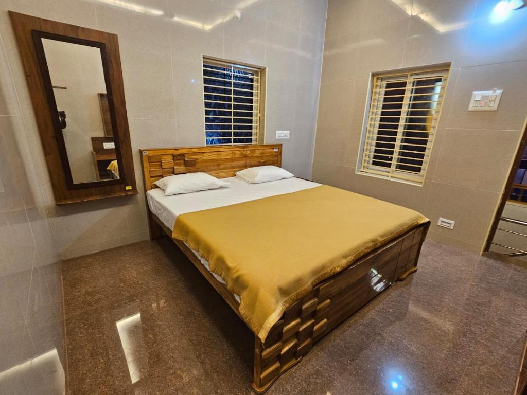 sypialnia z dużym łóżkiem z dużym lustrem w obiekcie ASP Mahaal w mieście Tirukkadaiyūr