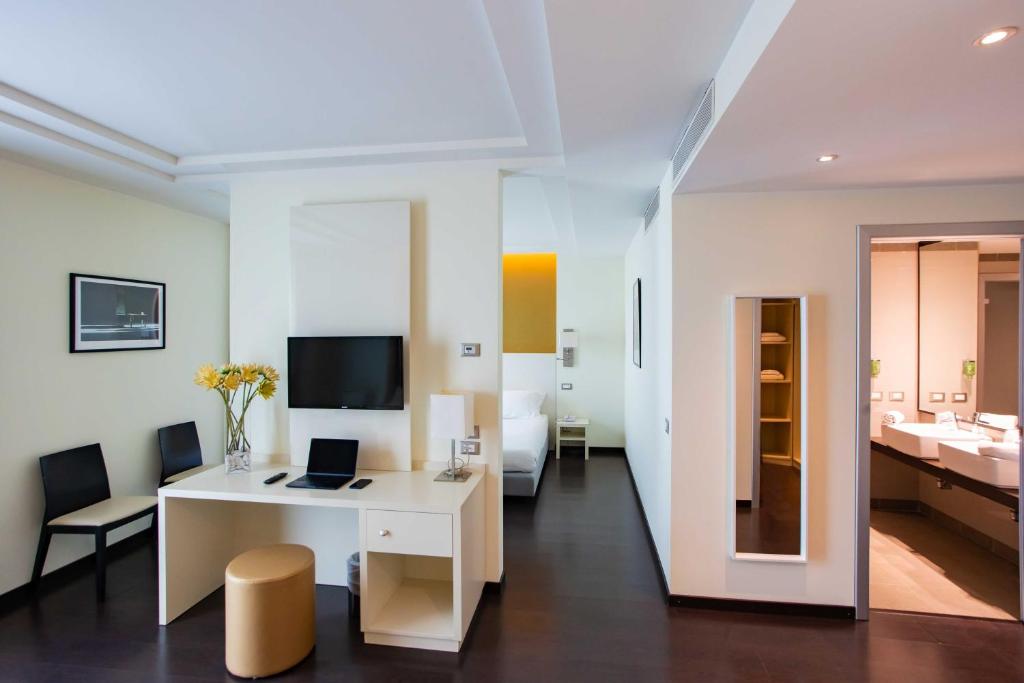 TV a/nebo společenská místnost v ubytování AN Hotel Milano Melegnano