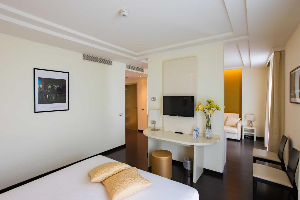 TV a/nebo společenská místnost v ubytování AN Hotel Milano Melegnano