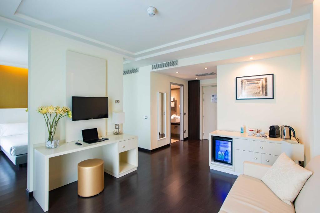 TV a/nebo společenská místnost v ubytování AN Hotel Milano Melegnano
