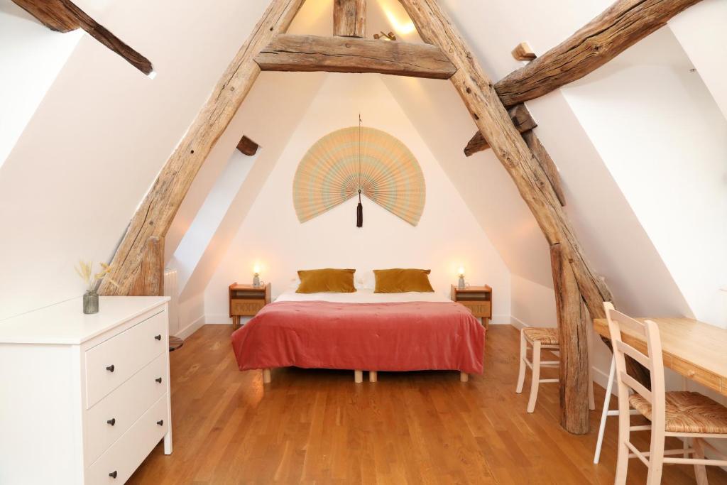 Ένα ή περισσότερα κρεβάτια σε δωμάτιο στο Maison Emily in Senlis by La Boîte En Plus