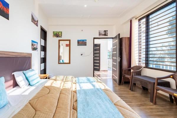 Un dormitorio con una cama grande y una ventana. en Sharry's homestay-6OO6I77985, en Dharamshala