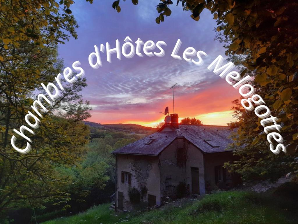 ein altes Haus auf einem Hügel mit Sonnenuntergang im Hintergrund in der Unterkunft Chambres d’Hôtes Les Melogottes in Villapourçon