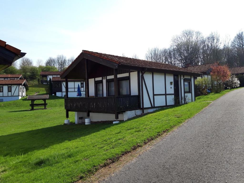 una casa al lado de una carretera en Schmuckkästchen Bungalow 50, en Dipperz