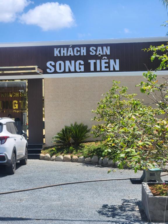 HOTEL SONG TIÊN في Trà Vinh: موقف سيارة امام مبنى