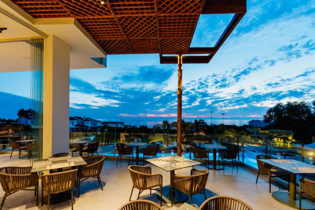 Restaurace v ubytování Cavo Zoe Seaside Hotel