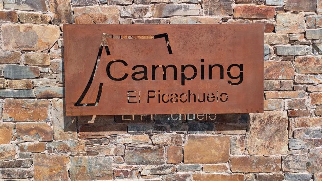 Certificado, premio, señal o documento que está expuesto en Camping El Picachuelo