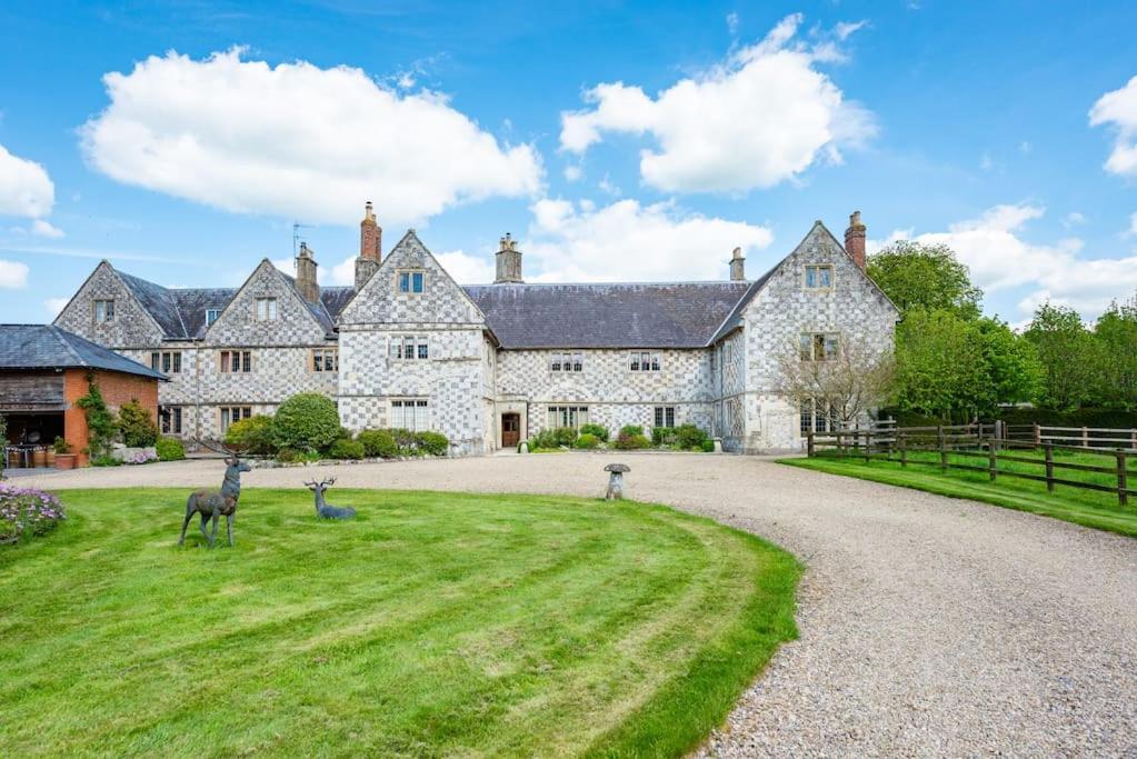 Manor Estate - Two Accommodation Wings - Sleeps 14 - Housity