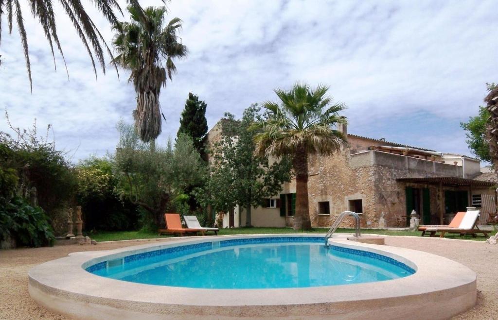 una piscina frente a una casa en Dachterrassen-Loft mit Bergblick, en Sencelles