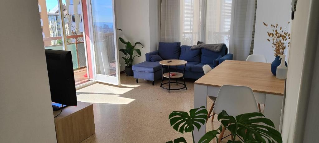 巴塞隆納的住宿－Habitación espaciosa con cama doble，客厅配有蓝色的沙发和桌子