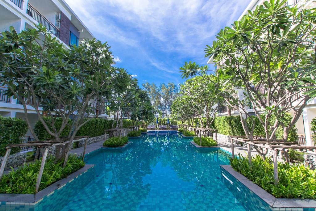 Bazén v ubytování The Title Boutique Phuket nebo v jeho okolí