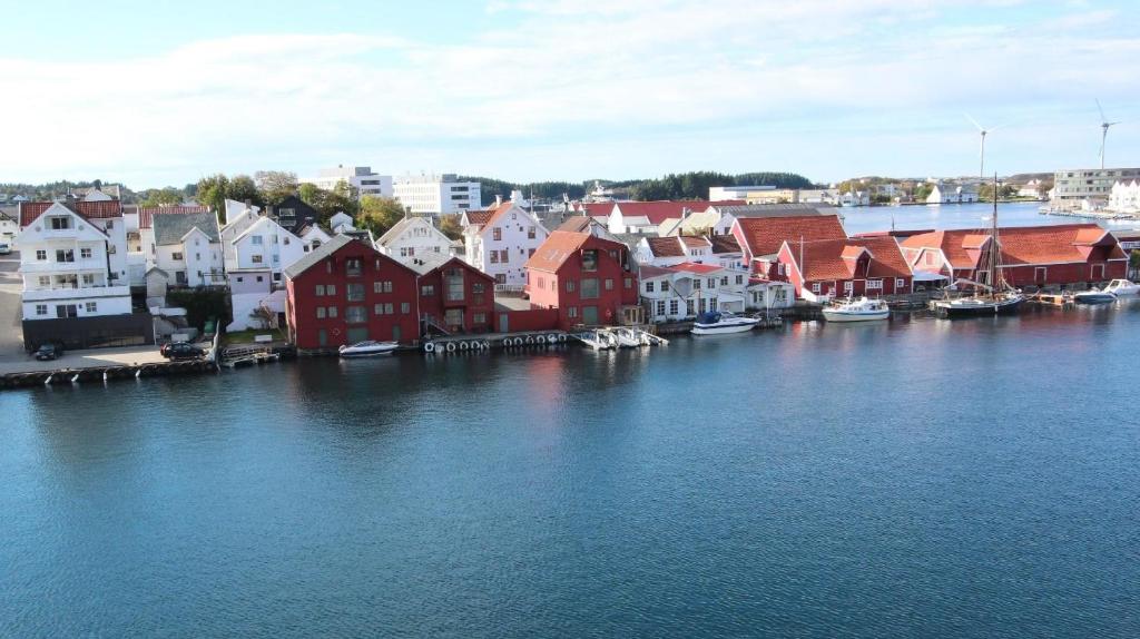 een groep huizen en boten in het water bij Ferienwohnung für 2 Personen ca 30 qm in Haugesund, Südnorwegen in Haugesund