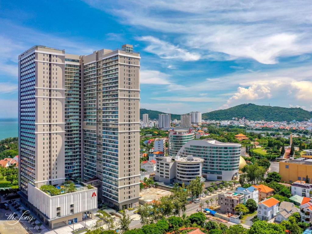 une vue aérienne sur une ville avec de grands bâtiments dans l'établissement Apartment The Sóng Vũng Tàu - Melon Home, à Vung Tau