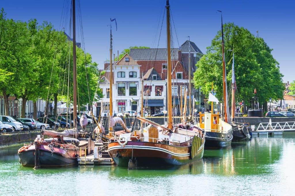 easyHotel Rotterdam City Centre - Resim 12