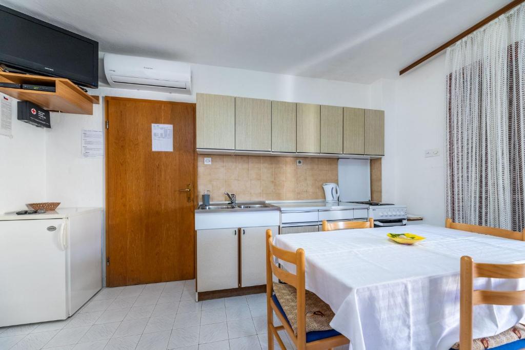 Kuchyňa alebo kuchynka v ubytovaní Apartments Janko Zarok