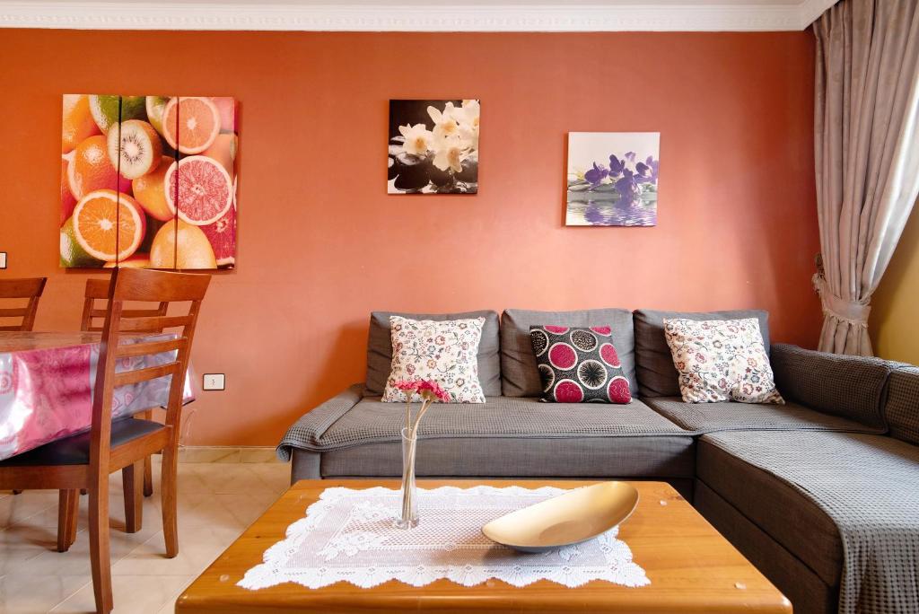 een woonkamer met een bank en een tafel bij Costamar Arinaga in Arinaga