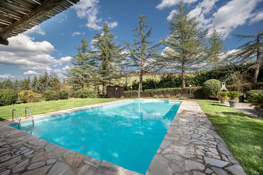 einen Pool im Hinterhof eines Hauses in der Unterkunft Magnolia ad Antico Casale '700 in Umbertide