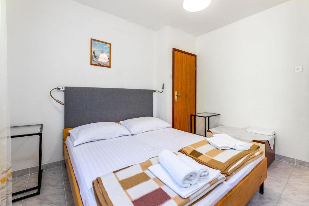 Posteľ alebo postele v izbe v ubytovaní Apartments Janko Zarok