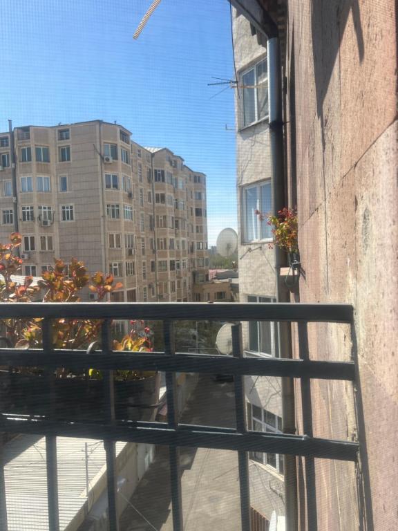 d'un balcon avec vue sur certains bâtiments. dans l'établissement Sarins Guest House, à Erevan