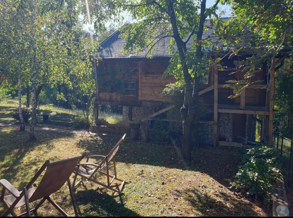 Aed väljaspool majutusasutust Log cabin