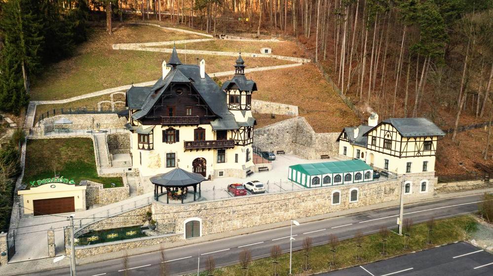 una vista aérea de una casa al lado de una carretera en Regent Club Vila Tereza en Trenčianske Teplice
