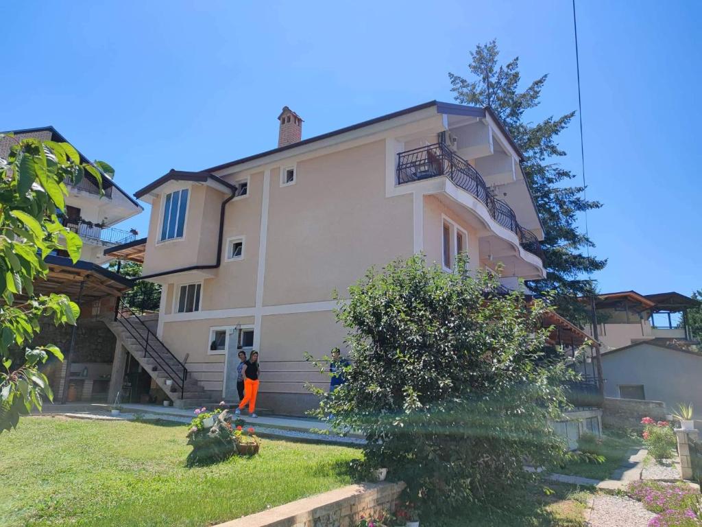 eine Person, die vor einem Haus steht in der Unterkunft Karolina Guest House in Ohrid