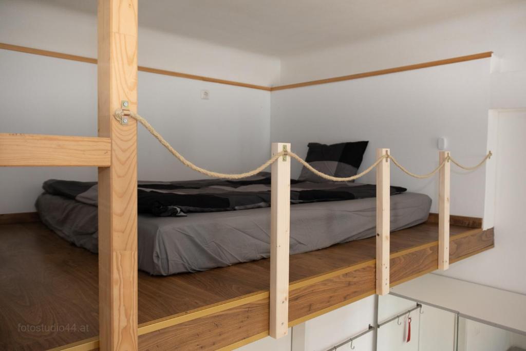 een slaapkamer met een stapelbed in een kamer bij Gemütliches Studio mit Hochbett im Herzen von Graz in Graz