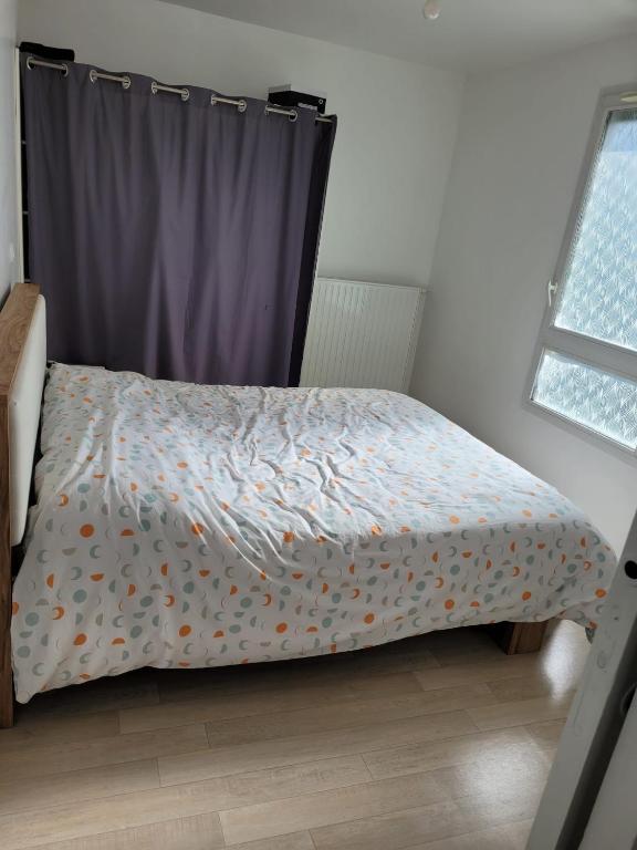 une chambre avec un lit avec un rideau et une fenêtre dans l'établissement Résidence sainte Géneviève, à Nanterre