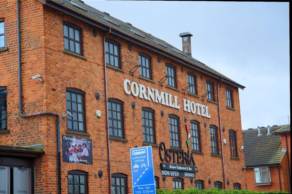 ein rotes Backsteingebäude mit einem Schild darauf in der Unterkunft Cornmill Hotel in Hull