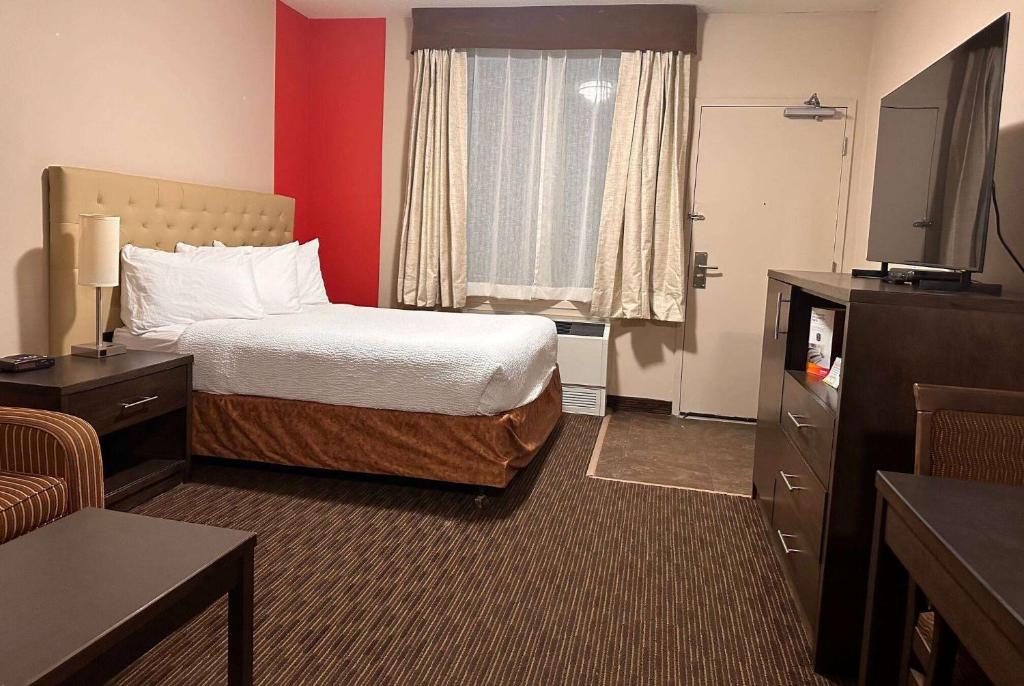 Una televisión o centro de entretenimiento en Ramada by Wyndham Estevan